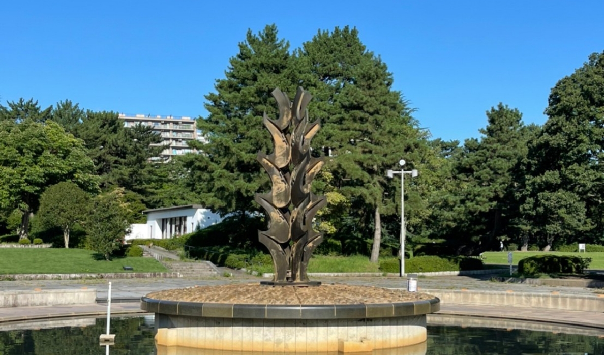 榴ヶ岡公園 天皇御在位50周年記念広場